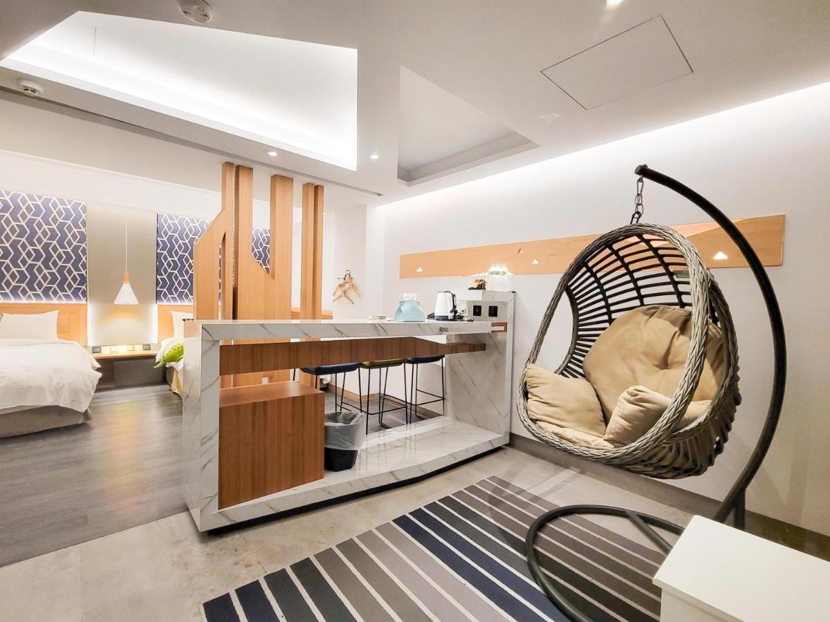 Check Inn Taichung Zhongshan Екстериор снимка